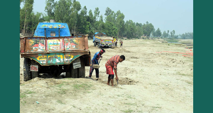 ধুনটে বাঙ্গালী নদীর চর কেটে বালু বিক্রি