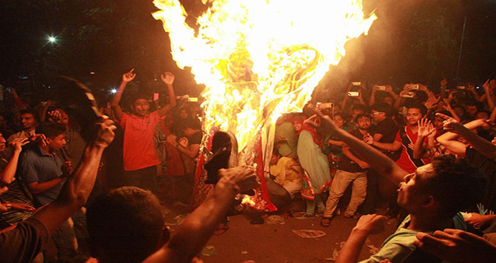 ঢাবিতে মতিয়া চৌধুরীর কুশপুত্তলিকা দাহ