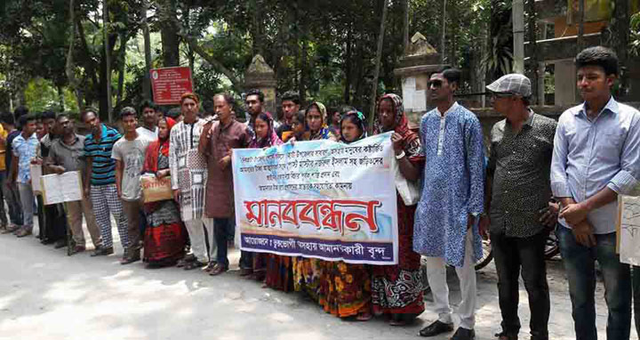 দেবহাটায় পোস্ট অফিসে রক্ষিত টাকা ফেরত পেতে মানববন্ধন