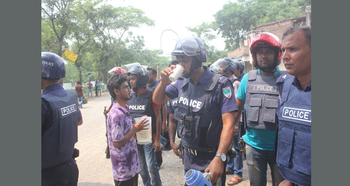 ইবিতে অহিংস আন্দোলনের দৃষ্টান্ত স্থাপন করল শিক্ষার্থীরা