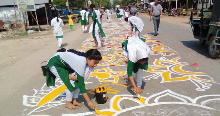 নান্দাইলে বিশ্বসেরা সড়ক আলপনা অঙ্কন