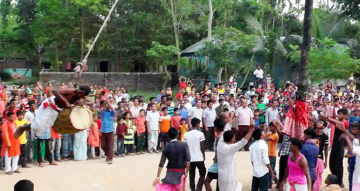 বগুড়ার শেরপুরে চড়ক উৎসব অনুষ্ঠিত:হাজারও ভক্তের সমাগম