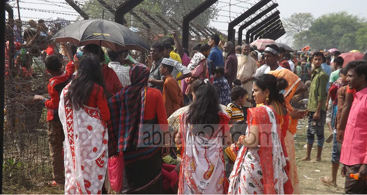 নববর্ষের শুভেচ্ছা: সীমান্তে দু’বাংলার মানুষের মিলনমেলা