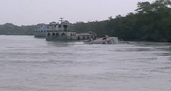 সুন্দরবনের পশুর চ্যানেলে কয়লাবোঝাই কার্গো জাহাজডুবি