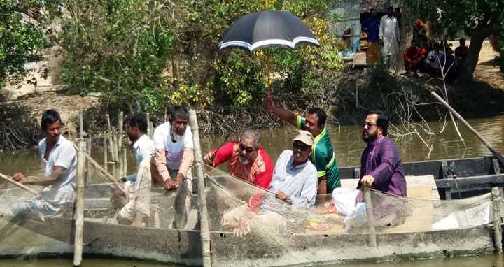 পাইকগাছায় নদীতে নেটপাটা অপসারণ করলেন এমপি নূরুল হক