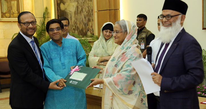 প্রধানমন্ত্রীর ত্রাণ ও কল্যাণ তহবিলে ইসলামী ব্যাংকের অনুদান প্রদান