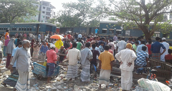 লাইনচ্যুত বগি অপসারণের পর ট্রেন চলাচল শুরু