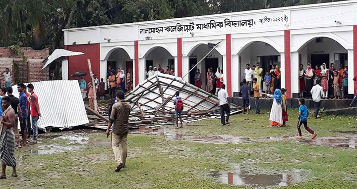 লালমোহনে ঝড়ে স্কুল ভেঙে ৬ শিক্ষার্থী আহত