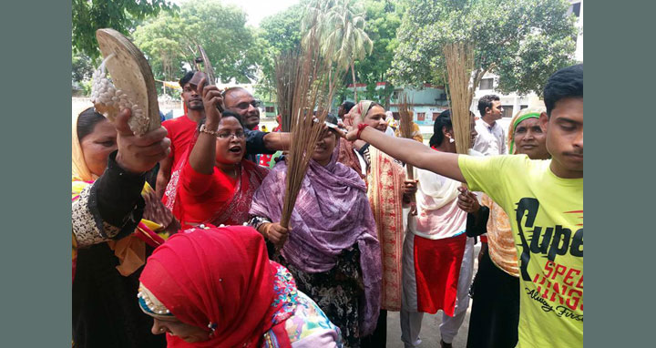 রৌমারীতে এমপি ও উপজেলা চেয়ারম্যানের বিরুদ্ধে জুতা ও ঝাড়ু মিছিল