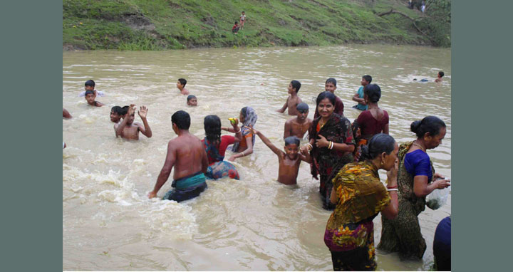 ফুলবাড়ীয়ায় অক্ষয় তিথিয়ায় গঙ্গা স্নানোৎসব