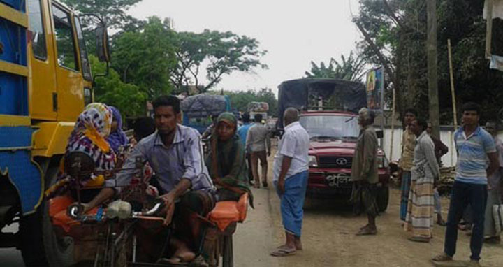 গোবিন্দগঞ্জে ট্রাক চালককে মারপিটের ঘটনায় পুলিশ অবরুদ্ধ