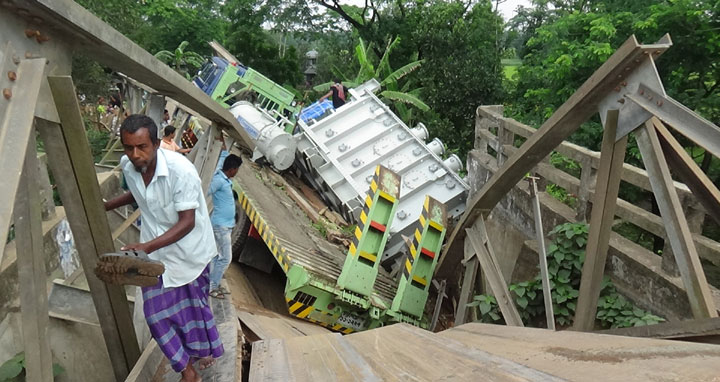 শরীয়তপুরে সেতুর সংযোগ ভেঙ্গে ট্রাক নদীতে: লাখো মানুষের ভোগান্তি