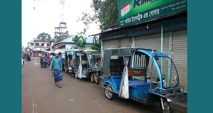 দুর্গাপুরে চাঁদাবাজির কারণে অটো চলাচল বন্ধ: যাত্রী দুর্ভোগ চরমে