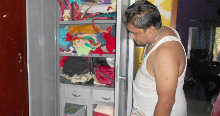 রাণীনগরে ব্যবসায়ীর বাড়িতে চুরি