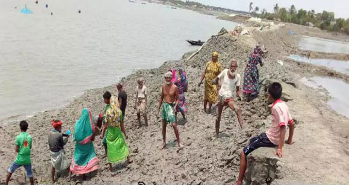 অাশাশুনির প্রতাপনগরে চাকলার ভেঁড়ীবাধ ভেঙ্গে প্লাবনের আশঙ্কা!