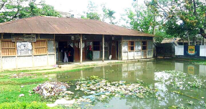 ফুলবাড়ীয়ার ডিসপেন্সারির চারপাশে অস্বাস্থ্যকর পরিবেশ