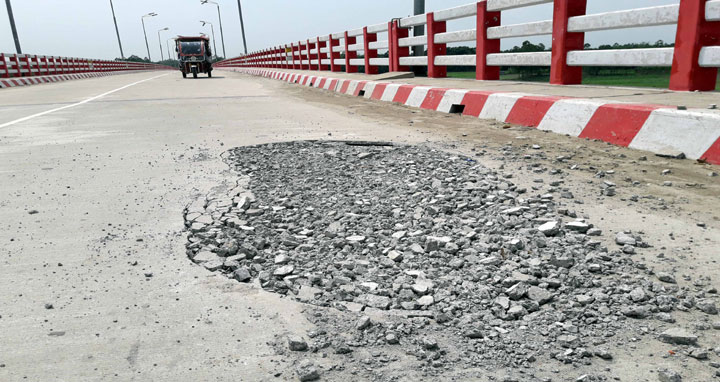 ইসলামপুরে উদ্ধোধনের আগেই ব্রিজের বেহাল দশা