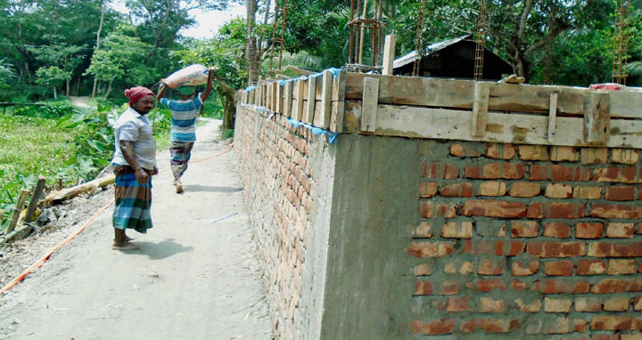 আগৈলঝাড়ায় রাস্তার উপর ভবন নির্মাণের অভিযোগ