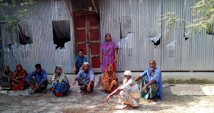 উলিপুরে বাড়িতে হামলা লুটপাট অগ্নিসংযোগ, আহত ৫