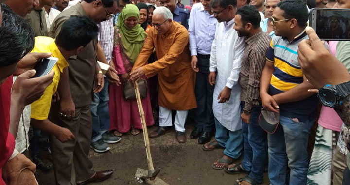 ডোমারে প্রধান সড়কের সংস্কার কাজের উদ্বোধন