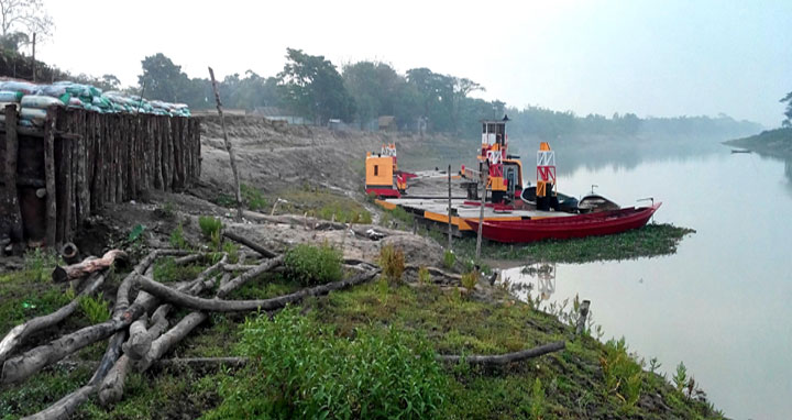 দুর্গাপুর-ডেওটুকন ঘাটে ফেরি বন্ধ থাকায় চরম দুর্ভোগে যাত্রীরা