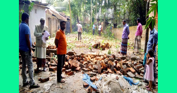 আত্রাইয়ে টিনের ছাউনি ও প্রাচীর ভেঙ্গে জমি দখলের চেষ্টা