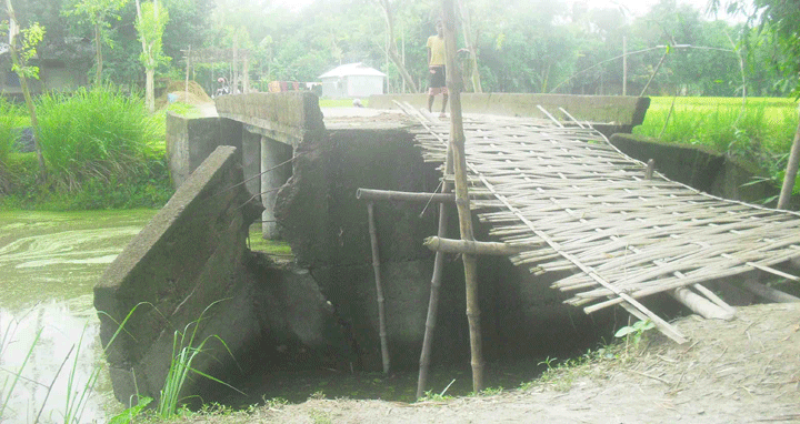 সুন্দরগঞ্জে কাটাজান খালে ব্রিজ না থাকায় জন দুর্ভোগ