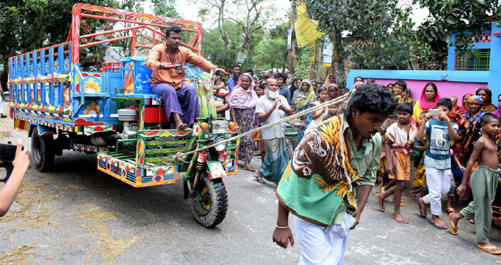 ধুনটে মাথার চুল দিয়ে ভটভটি টেনে নিলেন সুলতান