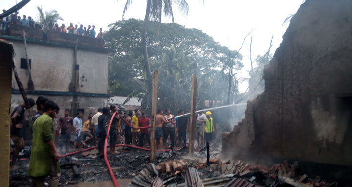 বোয়ালখালীতে আগুনে পুড়েছে ২০টি বসতঘর